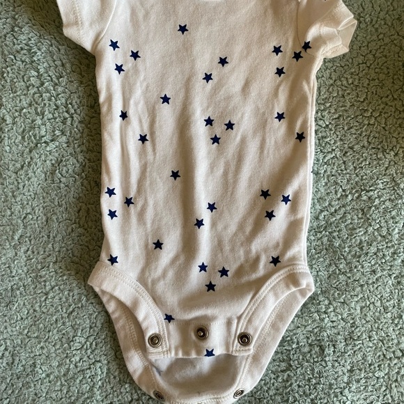 White Baby Onesies X4 and Assorted Baby Clothes (New Born and 3mo) Bundle - Picture 6 of 9